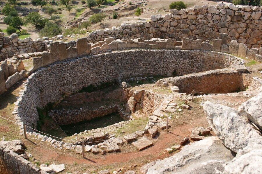 4-Day Tour of Mycenae, Epidaurus, Olympia, Delphi & Meteora - Day 3: Delphi’s oracle, the Charioteer, and a smooth handoff to Meteora