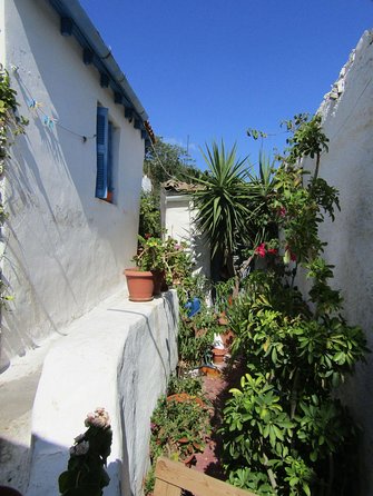 Acropolis monuments, Parthenon and Plaka, Monastiraki walking tour - Pacing, group size, and what to pack for the hilly walk
