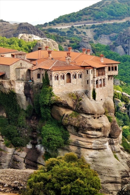 Athens: 2-Day Meteora Tour in Spanish with Guide & Hotel - Athens to Kalabaka by coach bus: simple logistics, less hassle