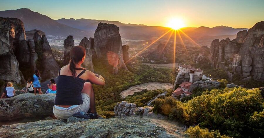 Athens: 2-Day Meteora Tour in Spanish with Guide & Hotel - Hotel in Kalabaka plus breakfast: why staying overnight is worth paying for