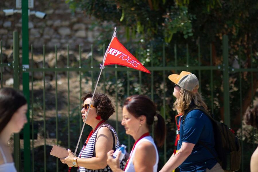Athens: Acropolis Guided Walking Tour & Plaka Audio Tour - Erechtheion and the Caryatids: the details you can feel
