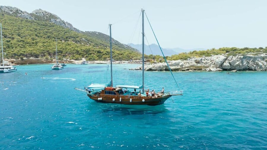 Athens: Agistri, Metopi & Aegina Cruise with Meals & Drinks - Lunch on a yacht: Greek buffet, wine and beer, and smart drink flow