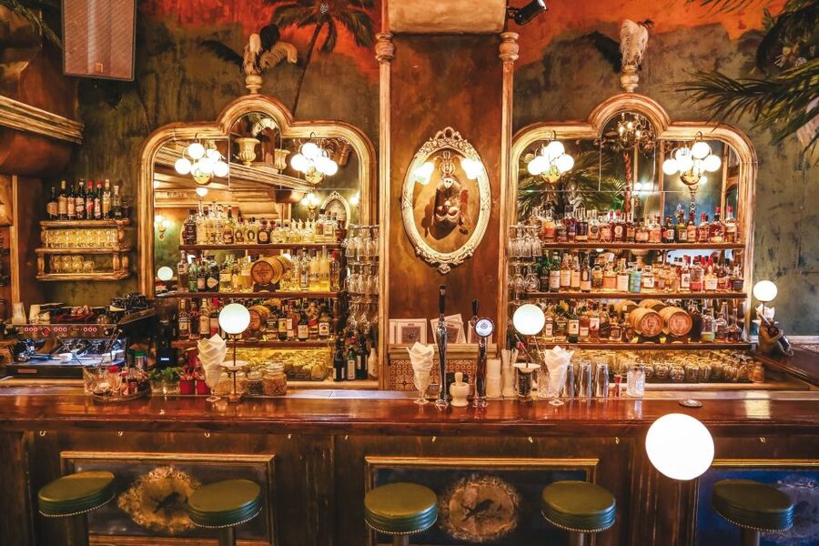 Athens by Night: Sightseeing, Spirits, and Food - Meeting Point on Ermou 82: finding the group fast