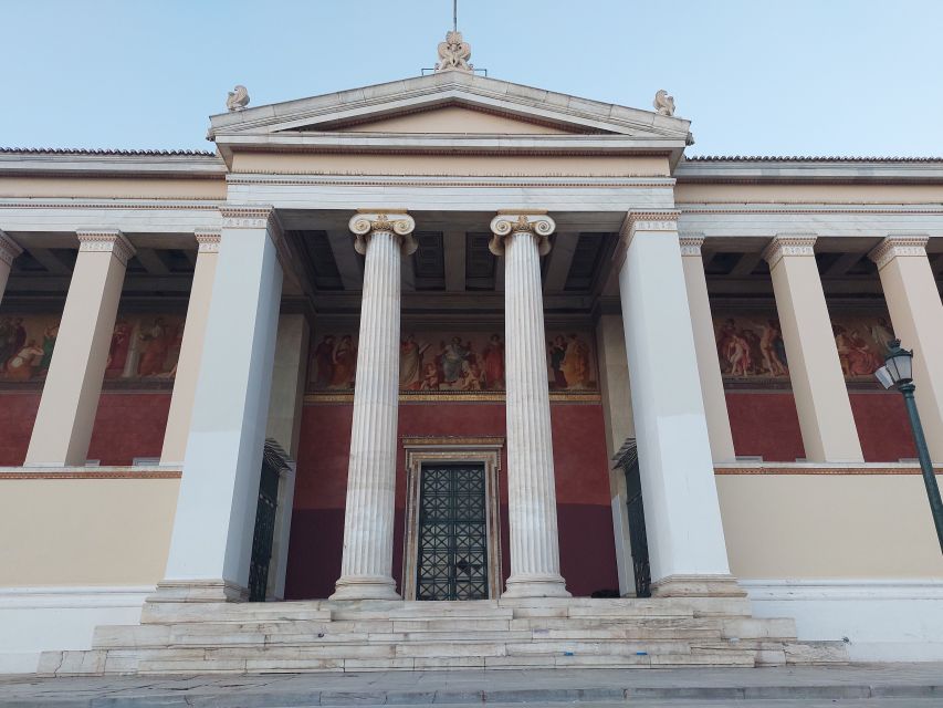 Athens: City Highlights Nighttime Walking Tour in Spanish - Why Athens Looks Different After Dark