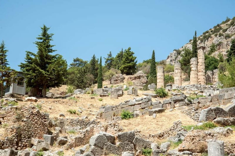 Athens: Delphi and Arachova Day Trip with Guide - Getting Out of Athens: Levadia Break and the Road to Mount Parnassus