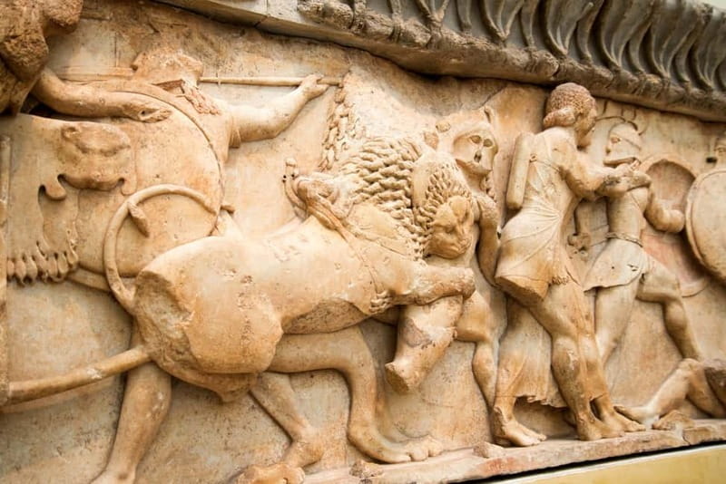 Athens: Delphi and Arachova Day Trip with Guide - Delphi Museum and the Charioteer Bronze: What the Guide Helps You Notice
