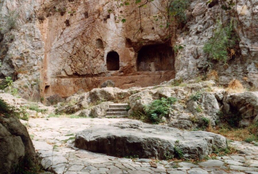 Athens: Delphi, Corycian Cave, and 300 Battlefield Day Trip - Delphi Archaeological Site and Museum: Apollo’s World in Real Proportions