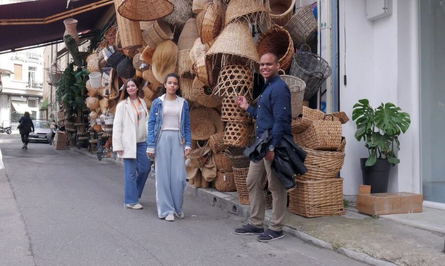 Athens: Food Tasting Tour in Plaka with Central Market Visit - Finding the Right Start Point in Thissio (Without Stress)