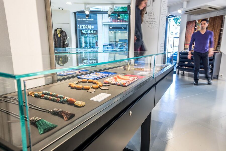 Athens: Greek Fashion Shopping Tour with a Local Expert - How the Guide Helps You Avoid Overpaying in Athens