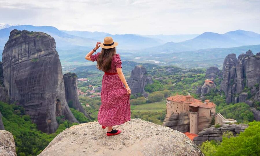Athens: Meteora Monasteries Day Trip with Caves and Lunch - Kalabaka Break Time and How Lunch Fits In