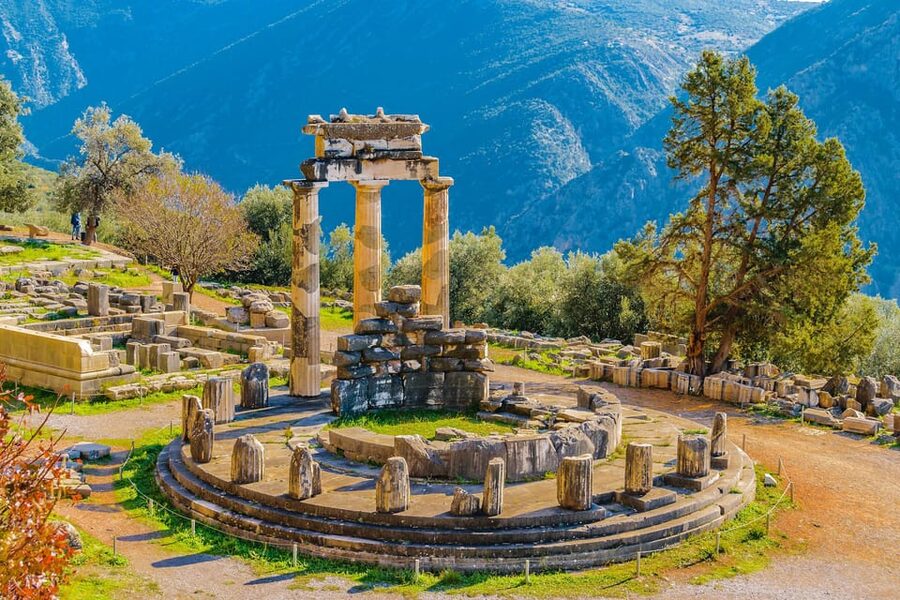 Athens: Private Tour of Delphi, Delphi Museum, and Arachova - Delphi Archaeological Museum: Charioteer and the Naxian Sphinx in Context