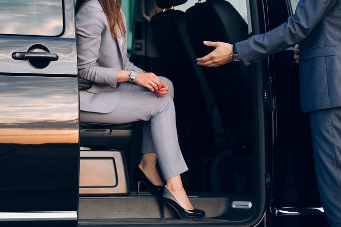 Athens Private Transfer: Central Athens to Piraeus Cruise Port - The 30-minute ride: comfort in AC and smart routing