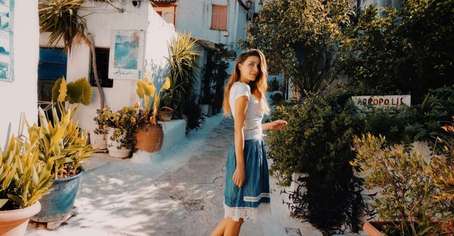Athens: Professional photoshoot at Anafiotika Village - Finding your start point near Agios Nikolaos Rangavas