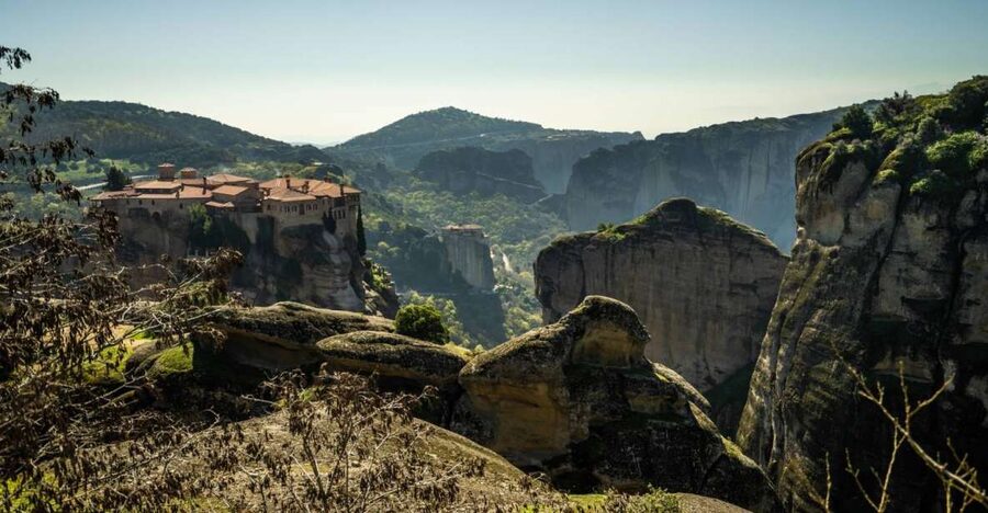 Athens to Meteora, Day Trip with Local Guide,up to 9 people - Seeing all 6 monasteries from viewpoints: the overview strategy