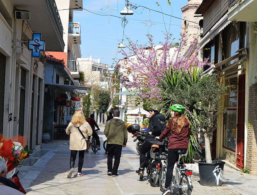 Athens tour with electric bicycle - Starting near Thissio, then getting into the flow