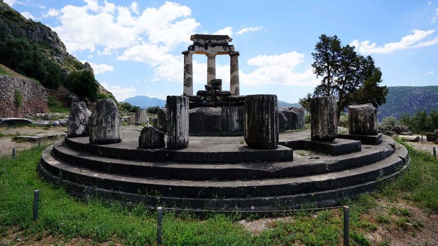 Delphi: Audiovisual self-guided tour with 3D models - Using the integrated map so you do not miss the story