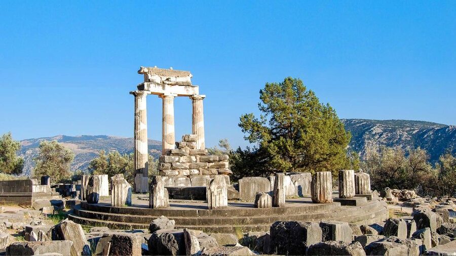 Delphi: Audiovisual self-guided tour with 3D models - The Zeus-eagles myth and the navel of the world idea