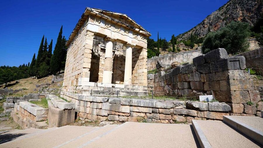 Delphi: Audiovisual self-guided tour with 3D models - Apollo’s temple and the oracle tradition with Pythia