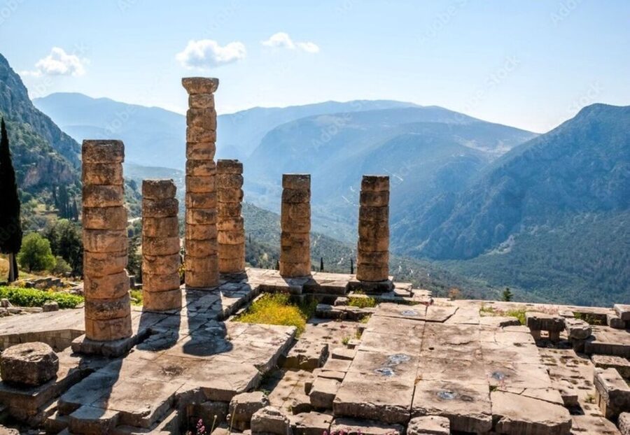 Delphi: Audiovisual self-guided tour with 3D models - Seeing Delphi art with the Charioteer and Sphinx of Naxos