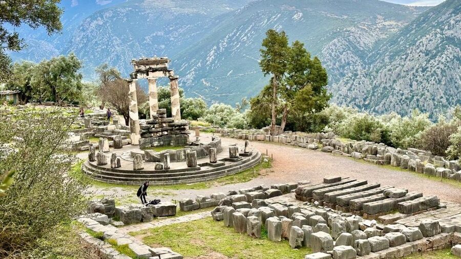 Delphi Navel Of Earth Hosios Loukas Full Day Private Tour - Arachova Village Break and Lunch at a Traditional Taverna