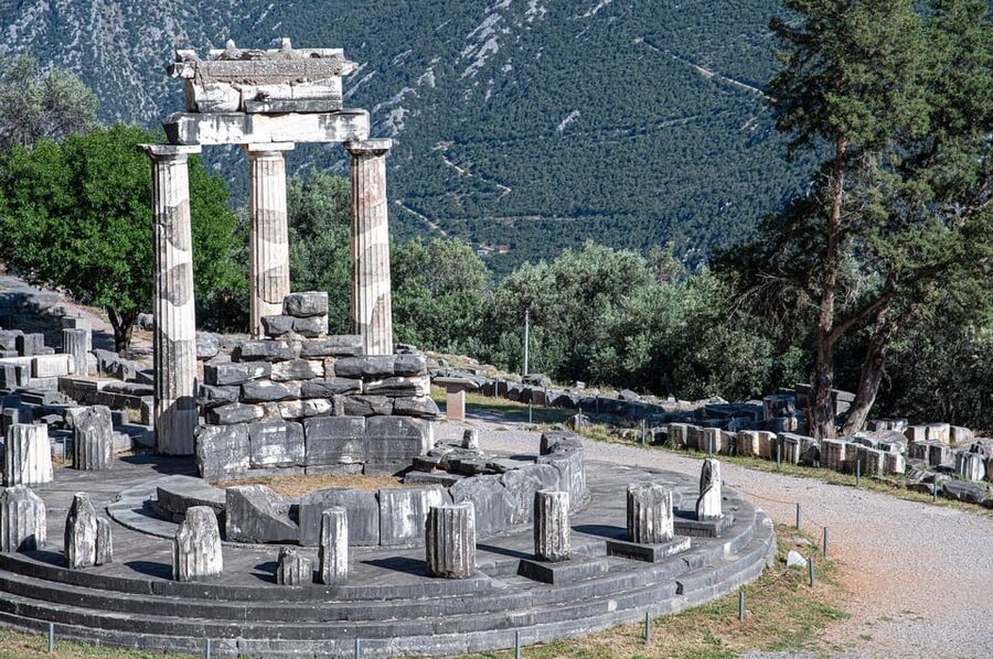 Delphi Skip-The-Line Private Tour - Expert Guide - The Delphi site walk: Temple of Apollo and sacred layout (50 minutes)