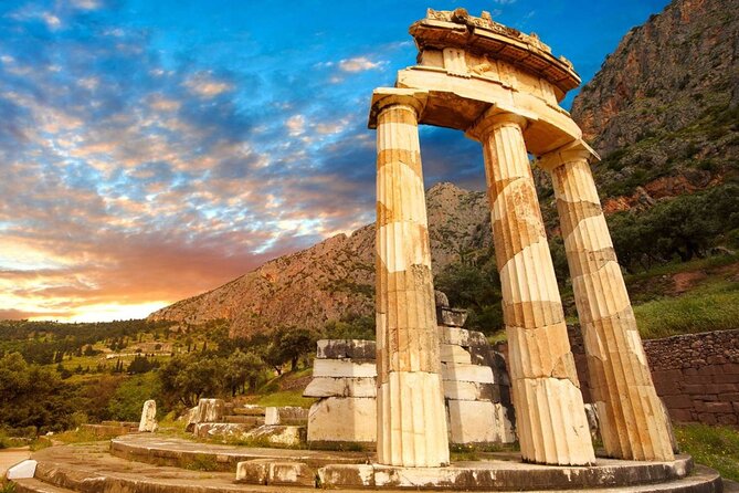 Delphi: Spanish guided one day tour - The Delphi Sanctuary: Apollo, Pythia, and Why People Came Here