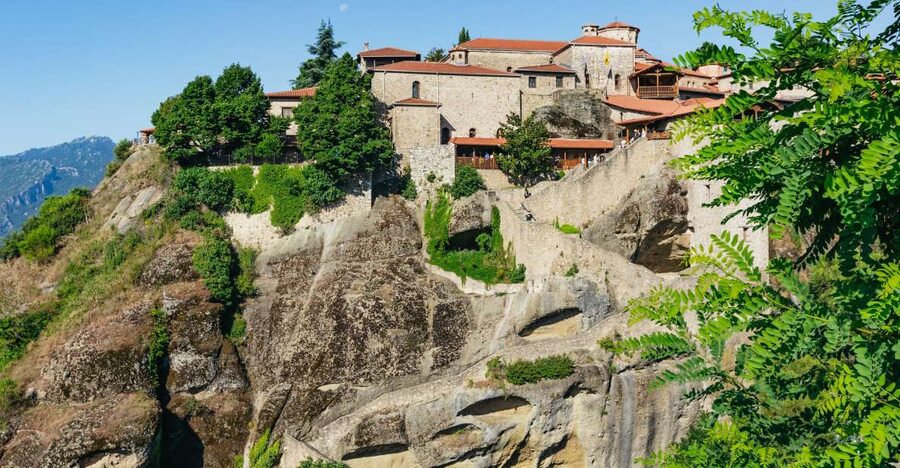 From Athens: Delphi and Meteora 2-Day Guided Tour - Drive to Kalambaka: Where the Meteora Rocks Start to Own the View