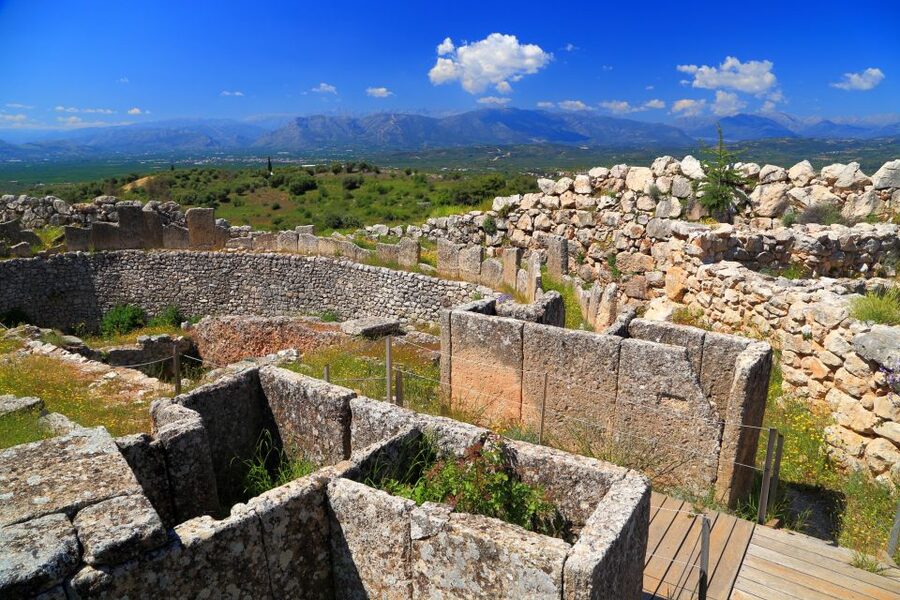 From Athens: Explore Ancient Greece 4-Day Tour - Day 3: Delphi in the morning, then Kalambaka and the shift toward Meteora
