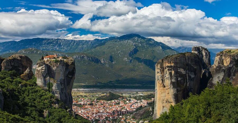 From Athens: Meteora Train Trip with Overnight Stay - Why Meteora looks different when you do it with a guide