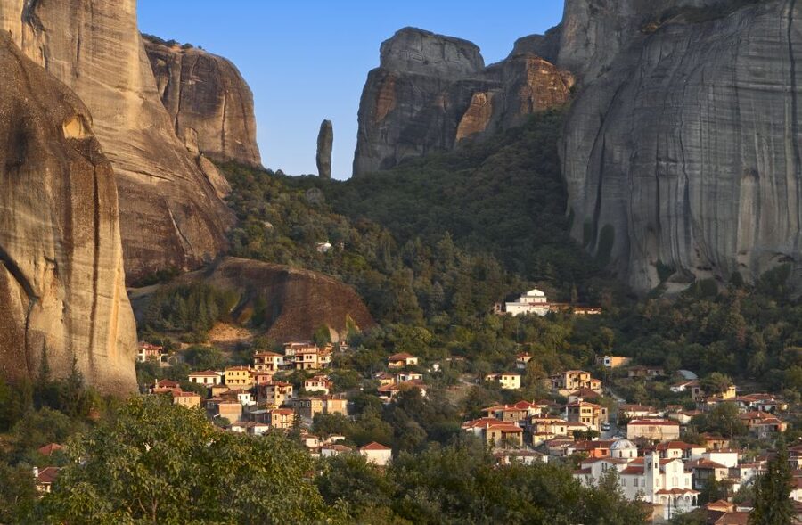 From Athens: Private Day Tour to Meteora and Thermopylae - Kalampaka lunch: where to eat and how to keep momentum