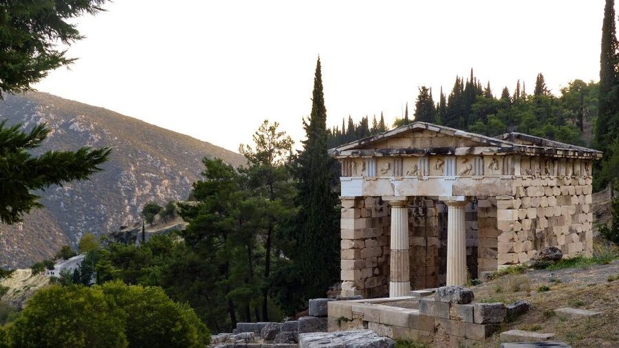 From Athens: Private Delphi and Thermopylae Guided Day Trip - Apollo and the Oracle Pythia vibe you can actually feel