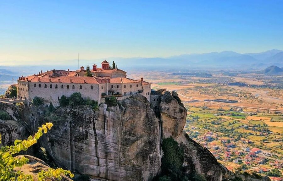 Meteora Monasteries: Full Day Tour from Athens - Kastraki and the start of the Meteora vibe