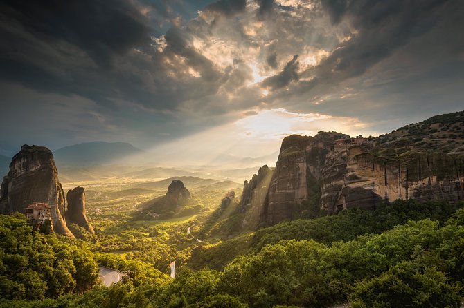 Meteora Tour: Monasteries, Lunch & Optional Athens Transfer - Stop 1: First Meteora Views Above Kalambaka