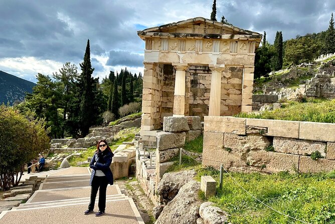 Thermopylae The battle of the 300 Spartans & Delphi Day Tour - Delphi Old Town and the Theater Views: Timing Your Steps